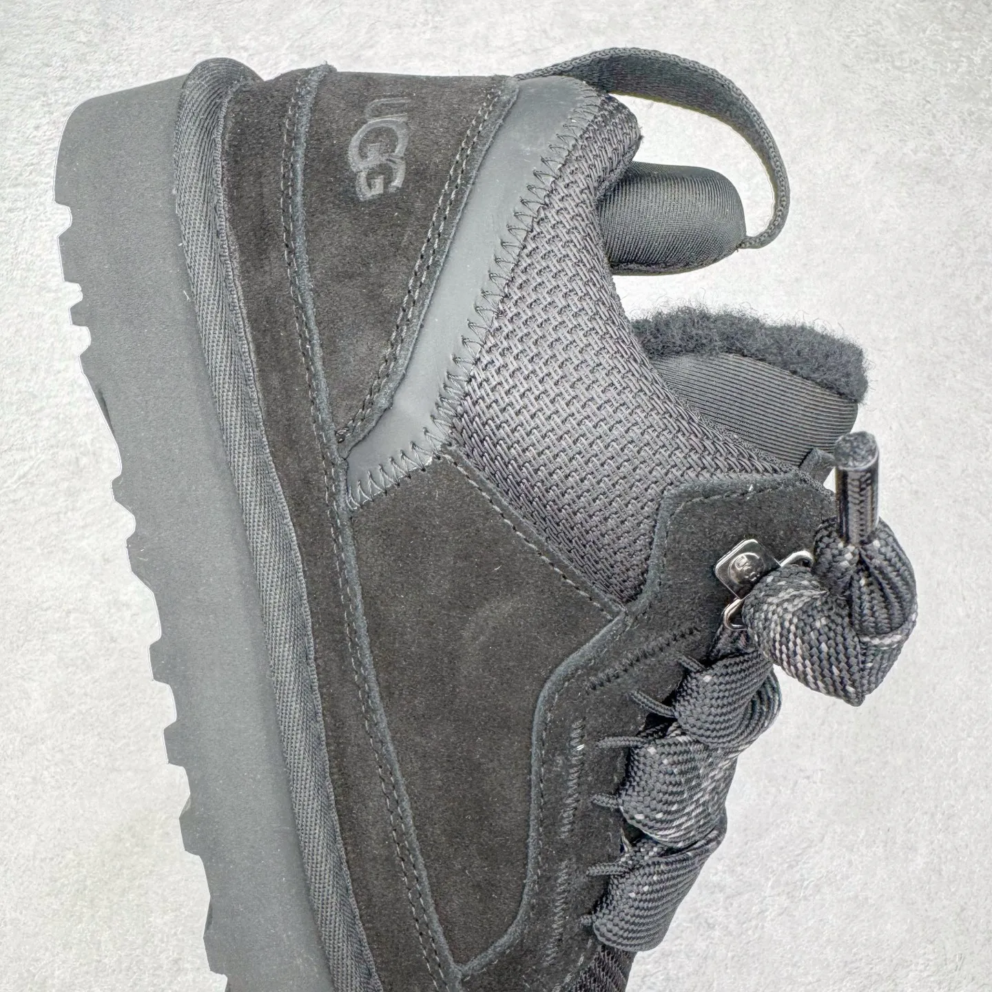Pick up locally💰640 UGG 4032 Meyer autumn and winter sheepskin and fur integrated snow boots. All shoes are made of ZP from the same factory. Longfeng A-grade Australian imported sheepskin and fur integrated. Men's and women's boots brand OEM production line fully follows the ZP process. OEM original pattern maker adheres to the principle of no original shoes and no development selection. Pay attention to every detail. The most authentic version on the market TREADLITE "Light Wing" technology outsole Lightweight/durable/flexible/pile size: 35 36 37 38 39 40 41 42 43 44 45 Coding: by3936030